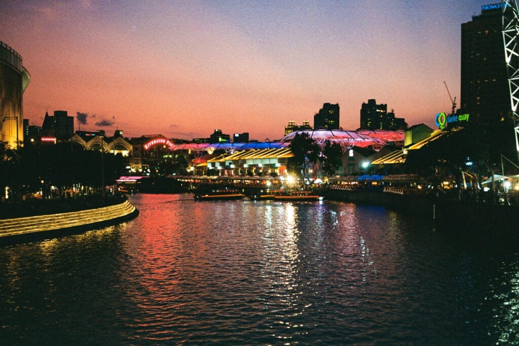 Voyage à Singapour en 2025 - vue sur Clarke Quay de nuit - ANN NostalAsie