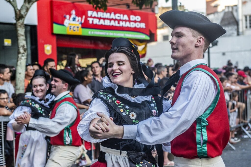 Actualité du mois - Septembre 2025 - Oktoberfest à Blumenau - gens dansant dans les rues de Blumenau pour l'Oktoberfest - NostaLatina ANN 2025