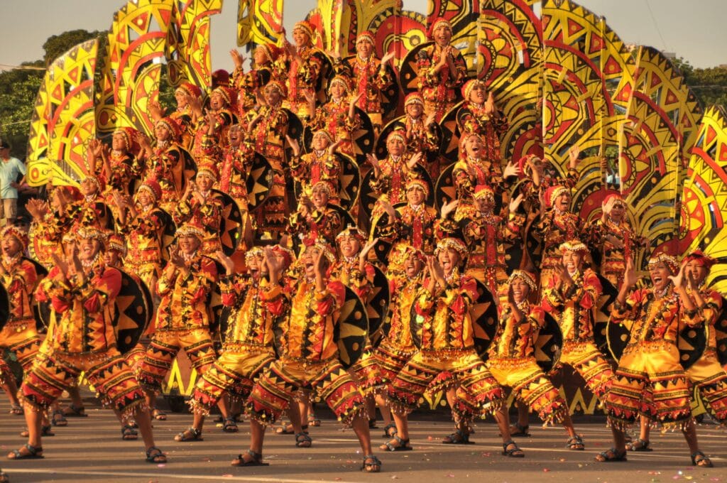 Actualité du mois - Août 2025 - Défilé d'hommes déguisés pour les fêtes Kadayawan à Davao aux Philippines en aout 2025 - NostalAsie ANN