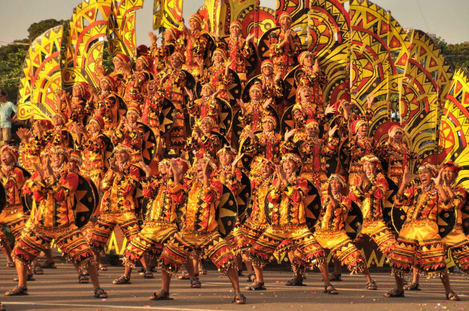Actualité du mois - Août 2025 - Défilé d'hommes déguisés pour les fêtes Kadayawan à Davao aux Philippines en aout 2025 - NostalAsie ANN