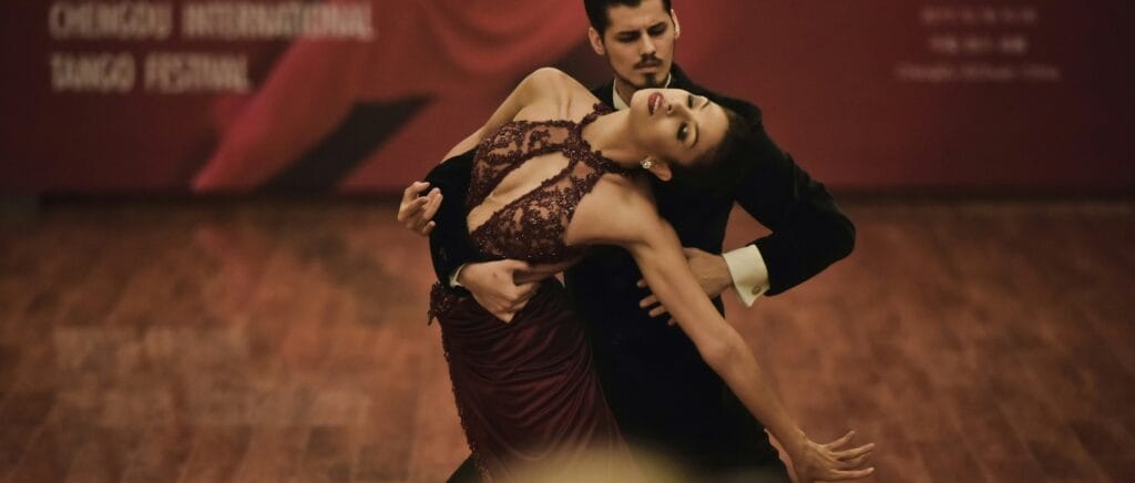 Actualité du mois - Août 2025 - Un homme et une femme dansant le tango au Tango Festival en Argentine à Buenos Aires - NostaLatina ANN