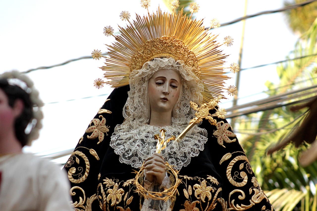 Actualité du mois - Août 2025 - fête assomption solola - femme déguisée pour une procession religieuse - NostaLatina ANN