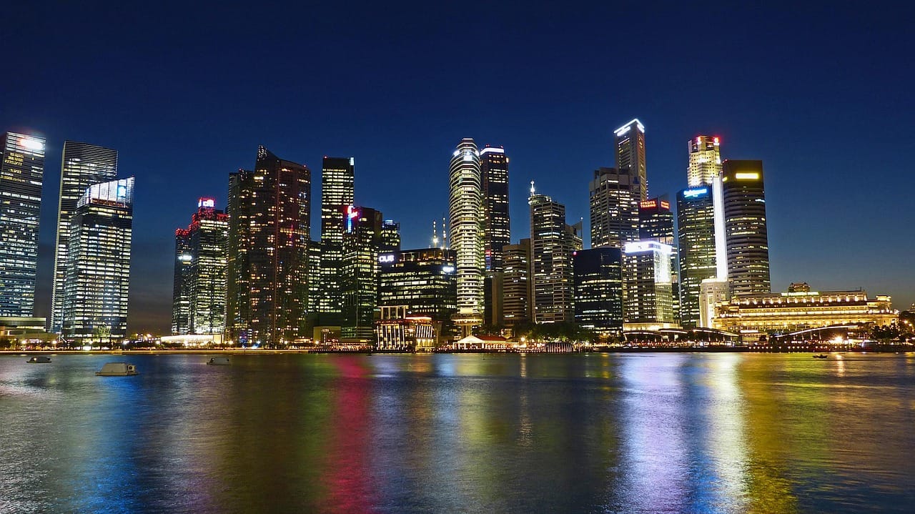 Voyage à Singapour en 2025 - Que faire à Singapour - Vue de nuit sur les buildings éclairés de Singapour - ANN NostalAsie
