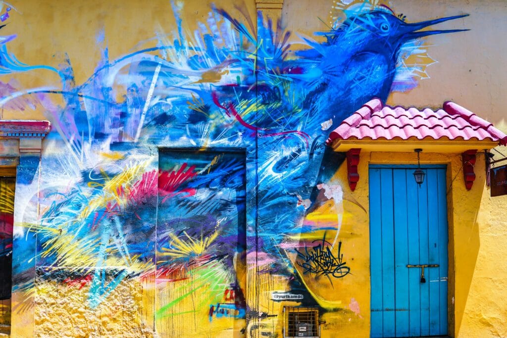 Voyage en Colombie en 2025 - Fresque colorée représentant un oiseau bleu dans les ruelles du quartier de Getsemani - ANN NostaLatina