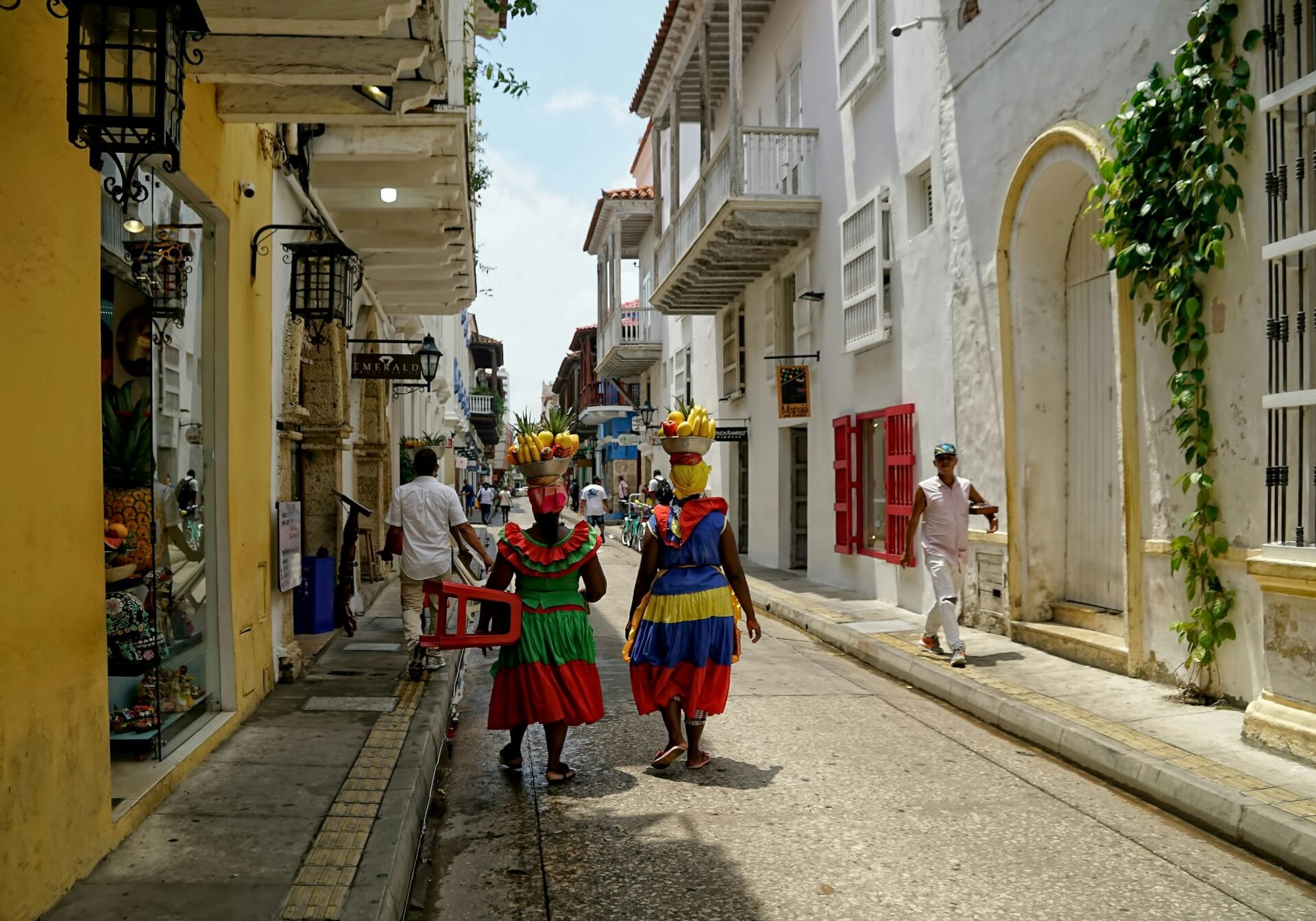 Voyage en Colombie en 2025 - La ville de Carthagène en Colombie - Rues de Carthagène et femmes en habits traditionnels - ANN NostaLatina