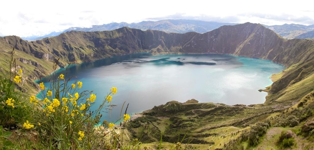 Voyage en Équateur en 2025 - Vue sur le cratère du volcan Quilotoa depuis son sommet - Voyage sur mesure avec NostaLatina ANN