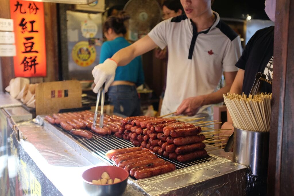 Voyage à Taiwan en 2025 - Homme faisant cuire des brochettes à Jiufen - ANN NostalAsie
