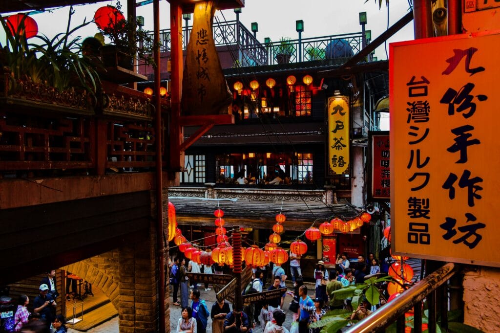 Voyage à Taiwan en 2025 - Place animée sur la Old Street à Jiufen - ANN NostalAsie
