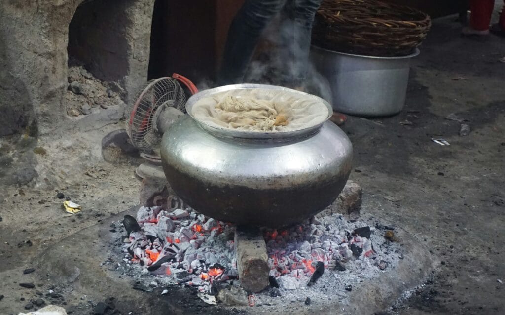 Voyage au Népal en 2025 - Cuisine de rue au Népal - Voyage sur mesure avec NostalAsia ANN