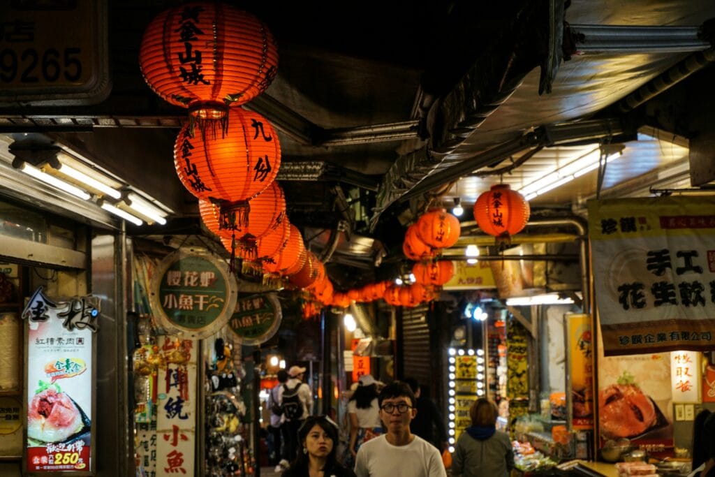 Voyage à Taiwan en 2025 - Rue animée de nuit à Jiufen - ANN NostalAsie