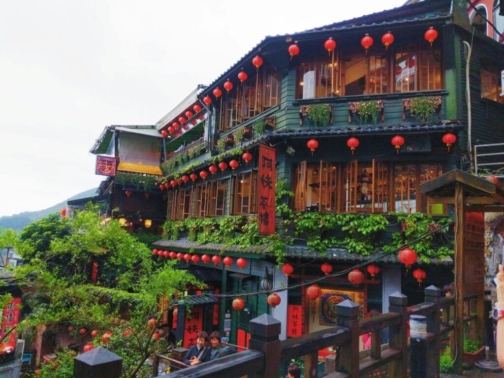 Voyage à Taiwan en 2025 - Visiter Jiufen - Habitations en bois avec des lanternes en papier à Jiufen - ANN NostalAsie