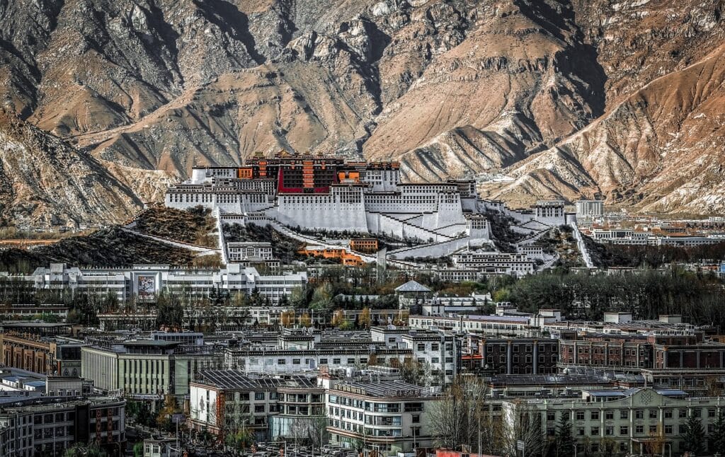 Voyage au Tibet en 2025 - Vue sur la ville de Lhassa et sur le Potala - ANN NostalAsie