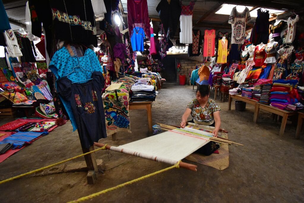 Voyage au Mexique en 2025 - atelier de tissus à Zinacantan - Voyage sur mesure avec NostaLatina ANN