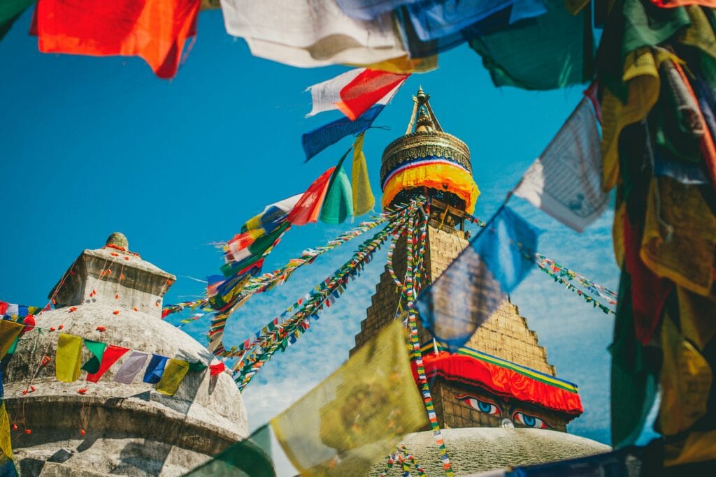 Voyage au Tibet en 2025 - Drapeaux de prières dans la vallée de Tsurphu - ANN NostalAsie