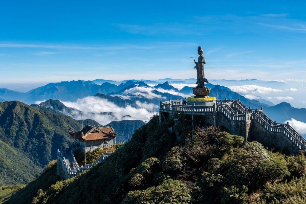 Voyage au Vietnam en 2025 - Visiter Sa Pa et sa région - Pagode et statue de Bouddha au sommet du Fansipan - ANN NostalAsie