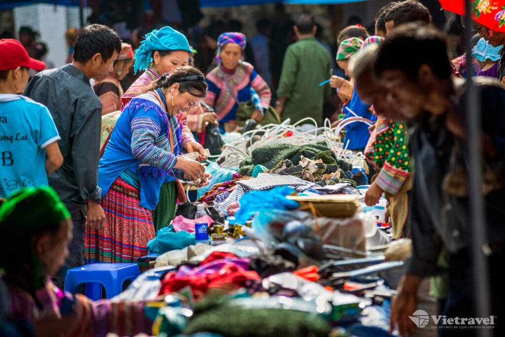 Voyage au Vietnam en 2025 - Visiter Sa Pa et sa région - Femmes au marché de Bac Ha le dimanche matin - ANN NostalAsie