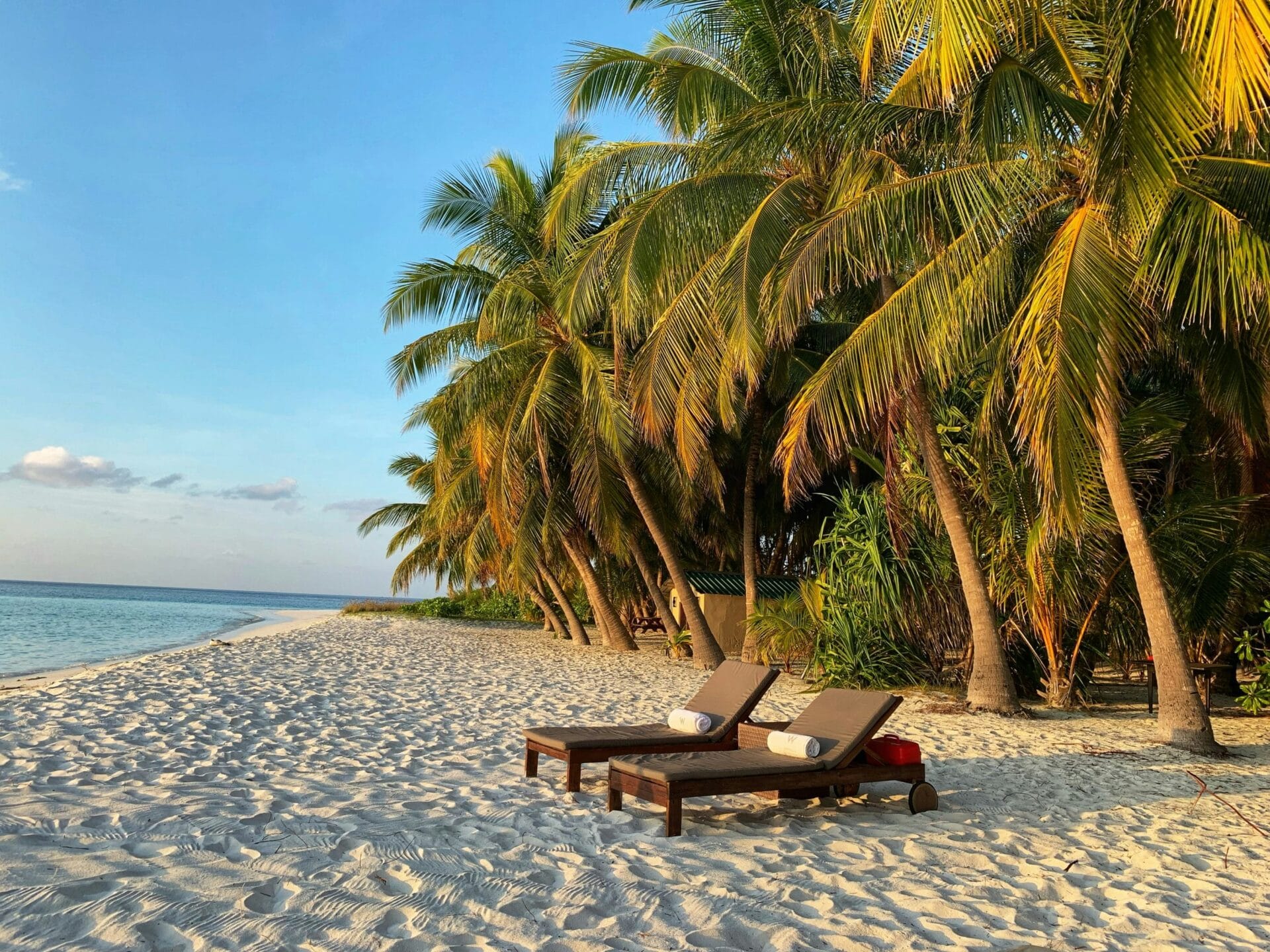 Voyage aux Maldives en 2025 - Les plus belles îles des Maldives - transat en bois sur plage aux maldives - Voyage sur mesure avec NostalAsia ANN