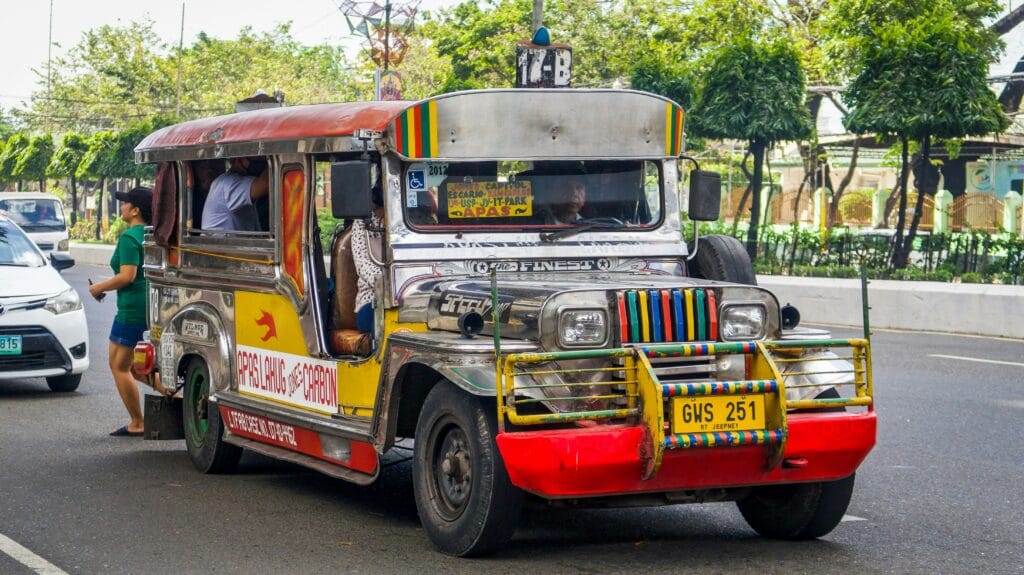 Voyage aux Philippines en 2025 - Bus coloré dans les rue de Manille - ANN NostalAsie