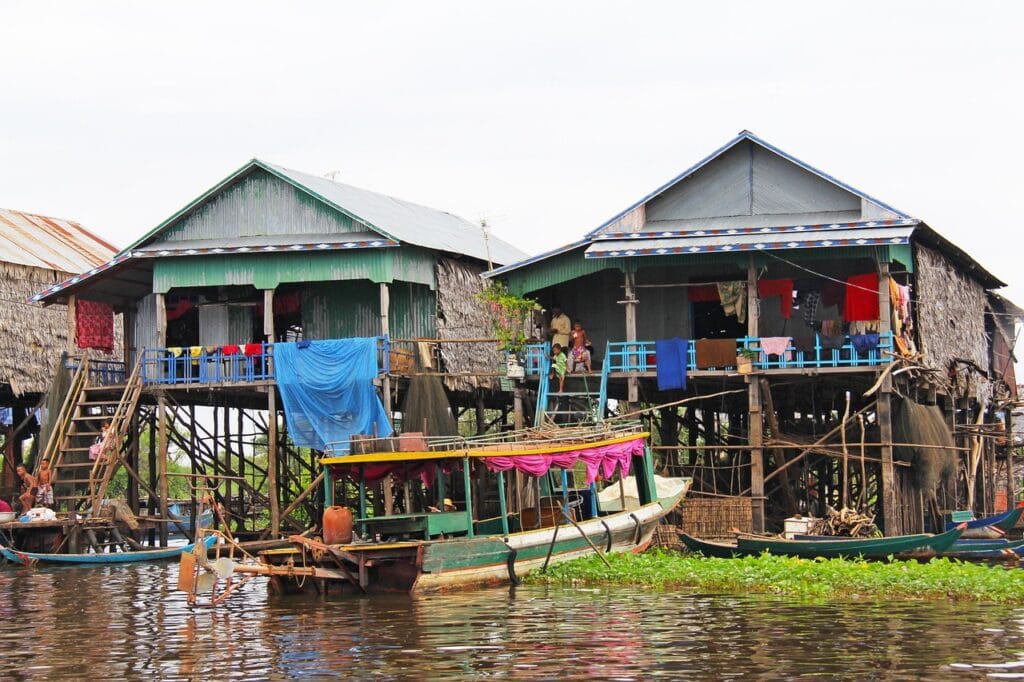 Voyage au Cambodge en 2026 - Visiter le lac Tonlé Sap - Maisons sur pilotis - Voyage sur mesure avec NostalAsia ANN