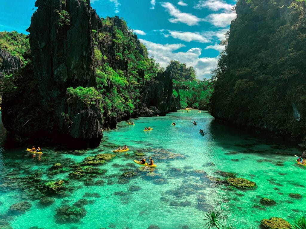 Voyage aux Philippines en 2025 - Gens faisant du kayak à El Nido - ANN NostalAsie