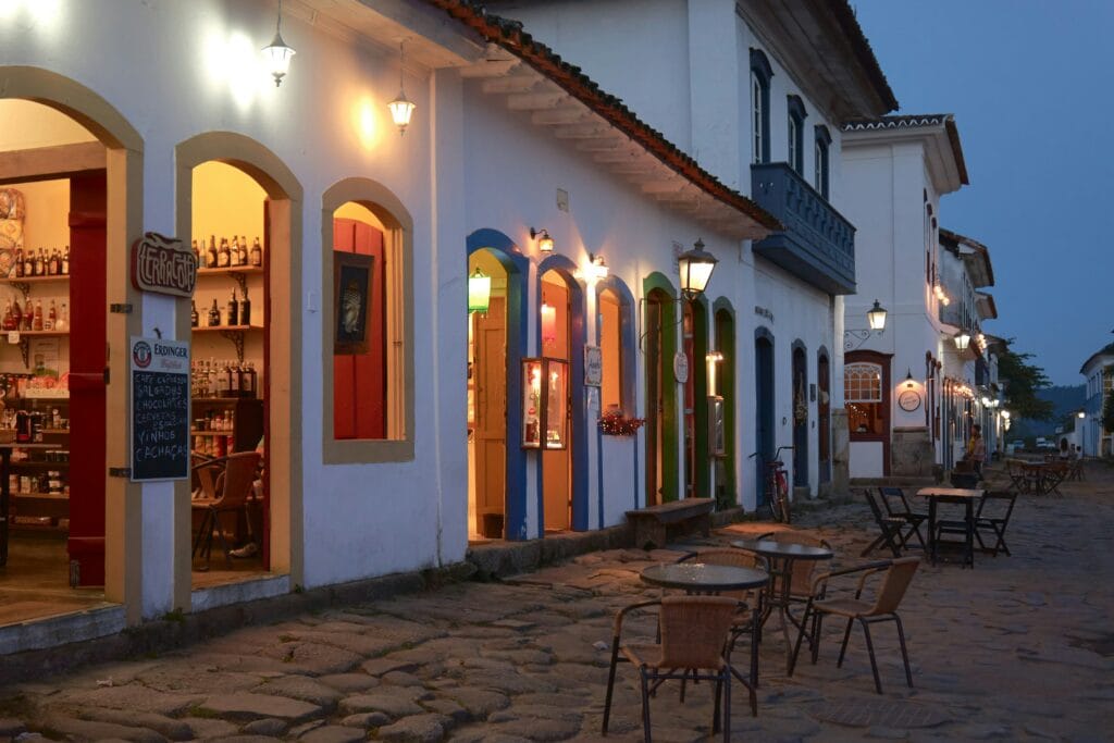 Voyage au Brésil en 2026 - Restaurants de nuit à Paraty - Voyage sur mesure avec NostaLatina ANN