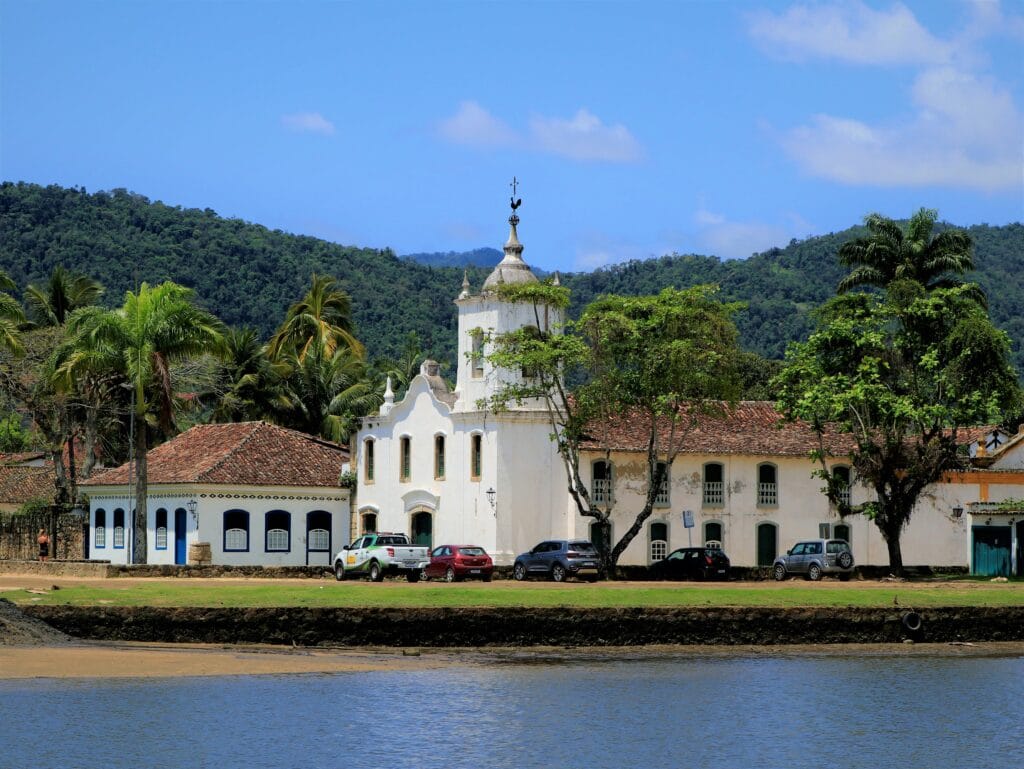 Voyage au Brésil en 2026 - église dans la ville coloniale de Paraty - Voyage sur mesure avec NostaLatina ANN