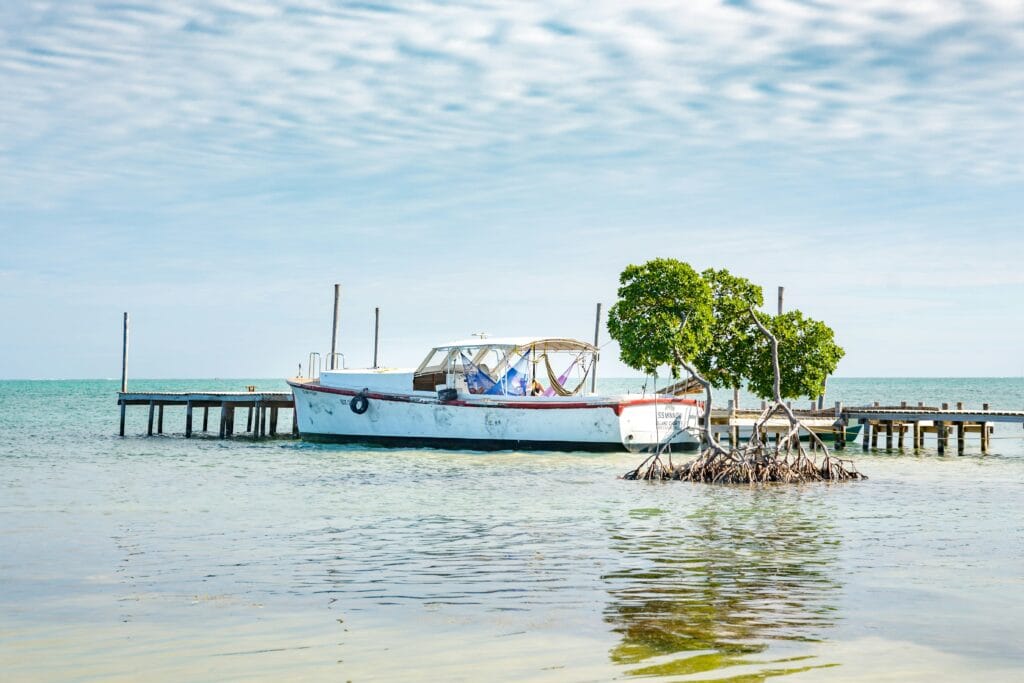 Voyage au Bélize en 2025 - Bateau amarré à Caye Caulker - Voyage sur mesure avec NostaLatina ANN