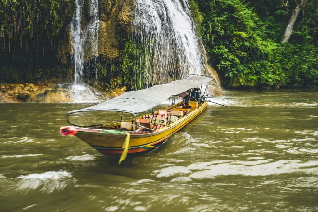 Voyage en Thaïlande en 2026 - Bateau dans le parc national de Sai Yok - Voyage sur mesure avec NostalAsie ANN