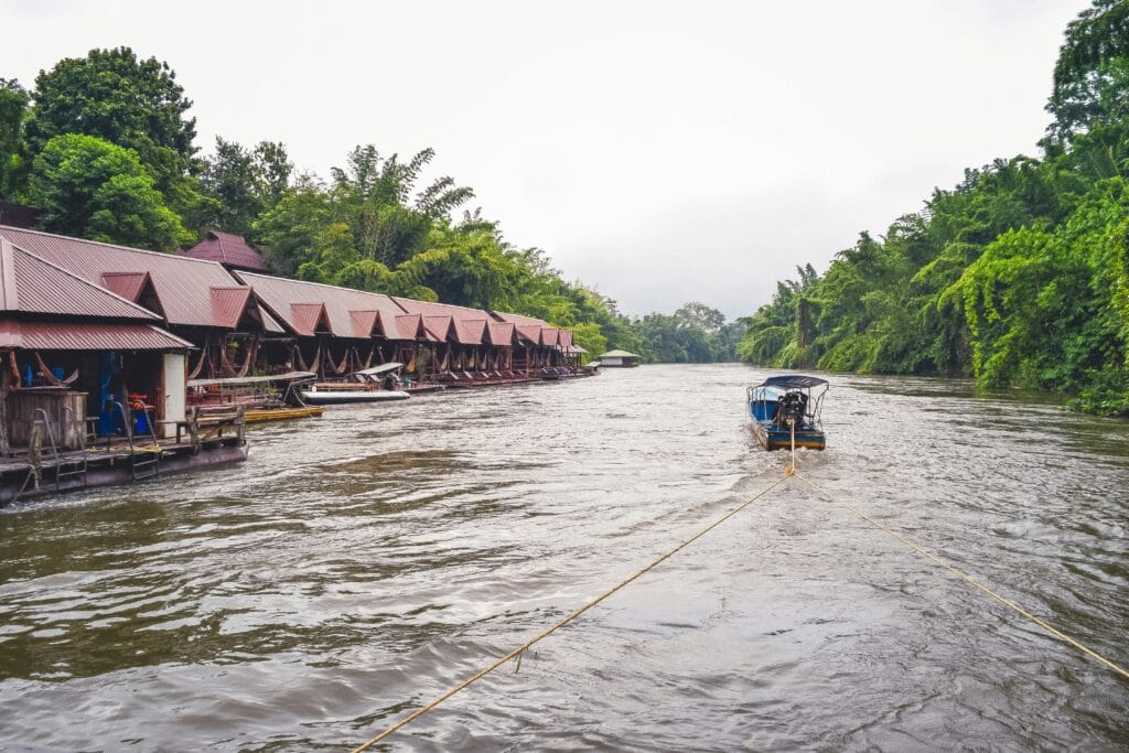 Voyage en Thaïlande en 2026 - Bateau et maisons en bord de rivière dans le parc de Sai Yok - Voyage sur mesure avec NostalAsie ANN
