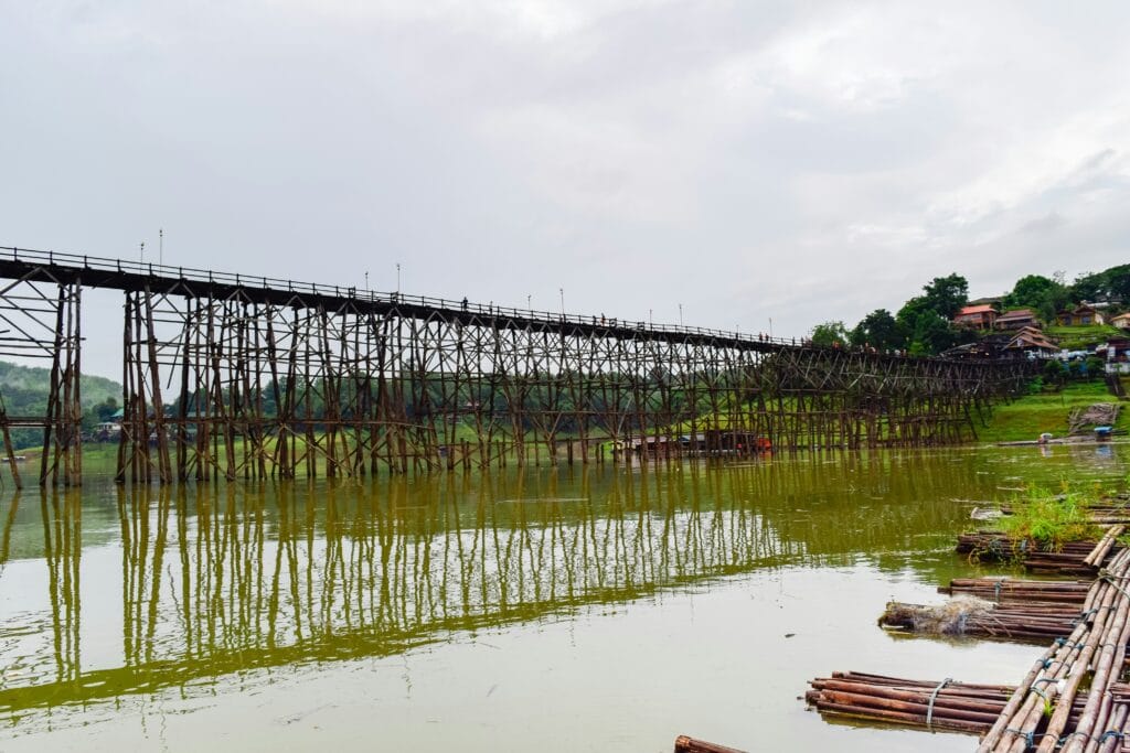 Voyage en Thaïlande en 2026 - Pont en bois sur la rivière Kwai - Voyage sur mesure avec NostalAsie ANN