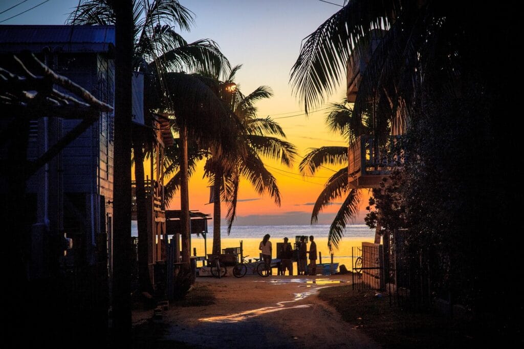 Voyage au Bélize en 2025 - Visiter Caye Caulker - Coucher de soleil an bord de plage à Caye Caulker - Voyage sur mesure avec NostaLatina ANN