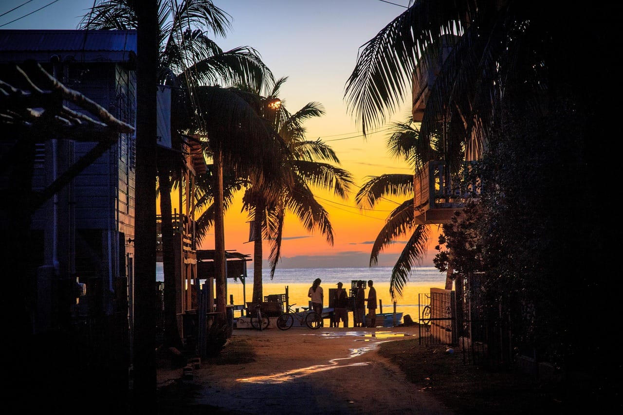 Voyage au Bélize en 2025 - Visiter Caye Caulker - Coucher de soleil an bord de plage à Caye Caulker - Voyage sur mesure avec NostaLatina ANN