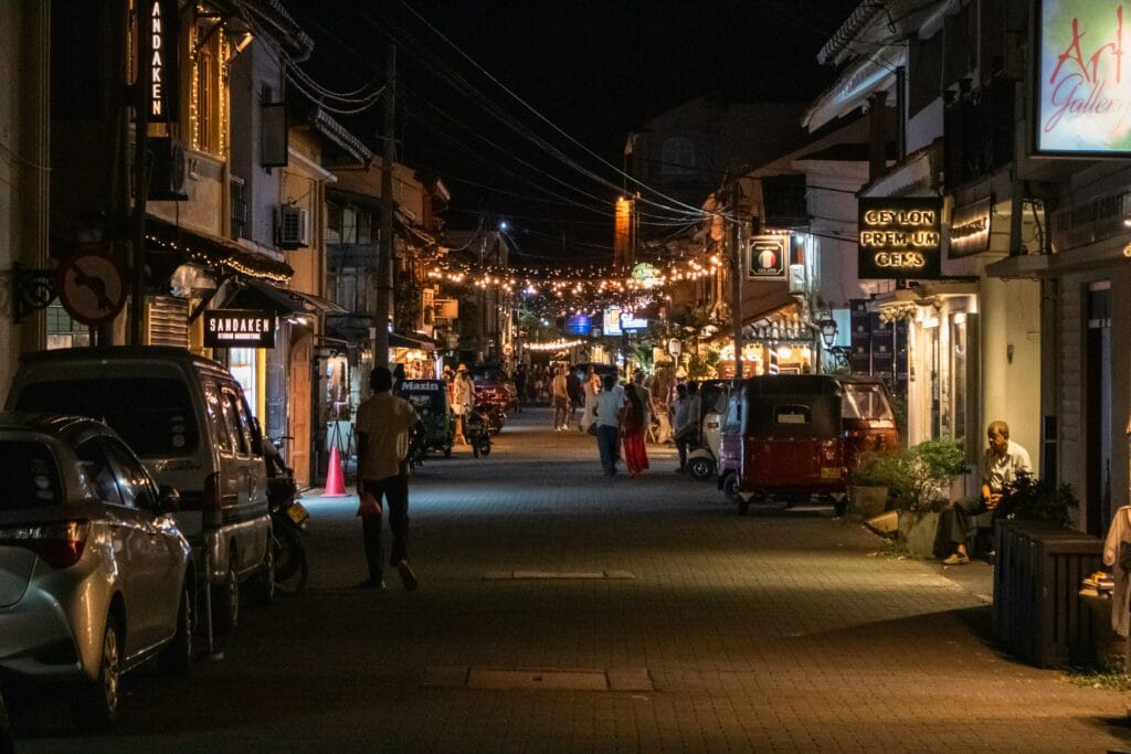 Voyage au Sri Lanka en 2026 - Rues de Galle la nuit - Voyage sur mesure avec NostalAsia ANN