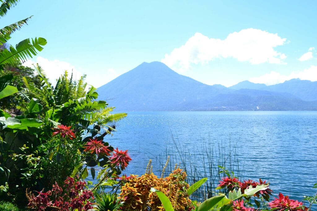 Voyage au Guatemala en 2026 - Visiter le lac Atitlan - Vue sur le lac Atitlan - Voyage sur mesure avec NostaLatina ANN