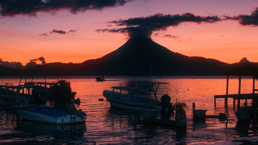 Voyage au Guatemala en 2026 - Vue sur le lac Atitlan au crépuscule - Voyage sur mesure avec NostaLatina ANN