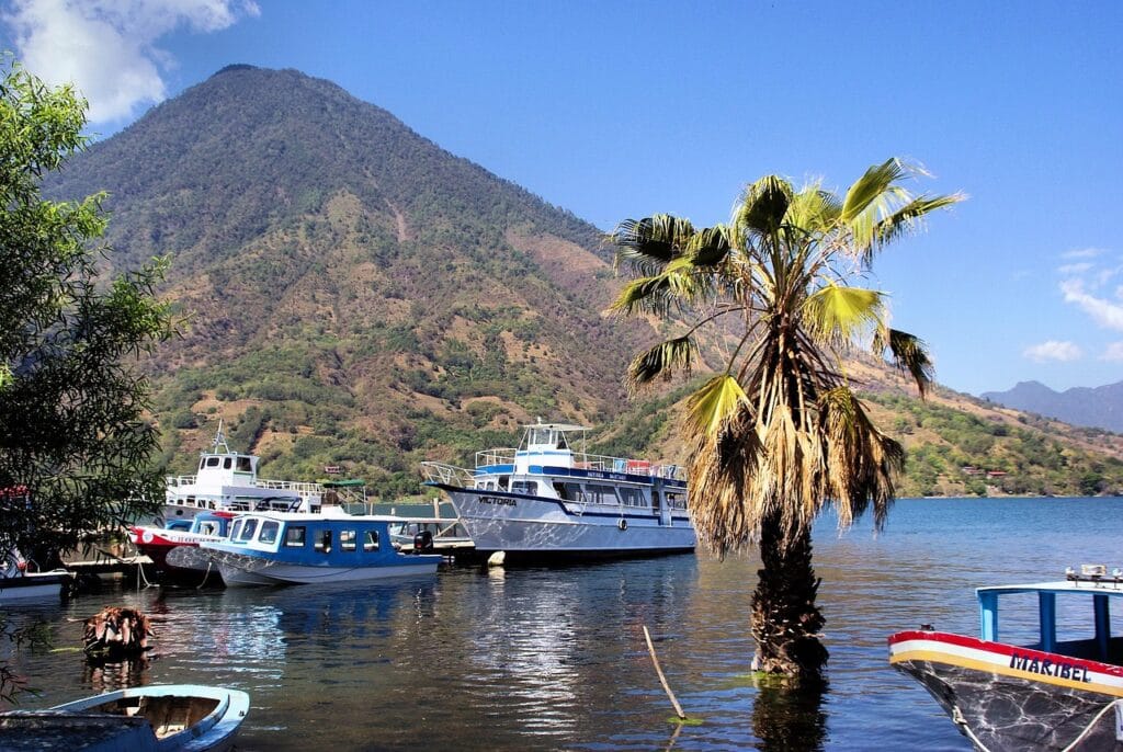 Voyage au Guatemala en 2026 - Bateaux amarrés au bord du lac Atitlan - Voyage sur mesure avec NostaLatina ANN