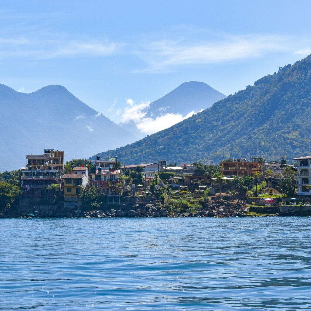 Voyage au Guatemala en 2026 - Vue sur le village de San Pedro - Voyage sur mesure avec NostaLatina ANN
