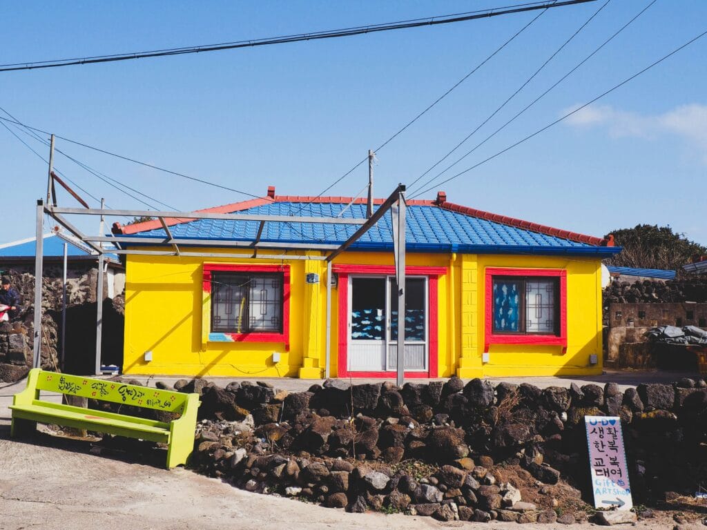 Voyage en Corée du Sud en 2026 - Maison coréenne colorée sur l'île de Jeju - Voyage sur mesure avec NostalAsia ANN