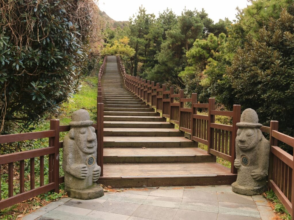Voyage en Corée du Sud en 2026 - Statues de pierre sur l'île de Jeju - Voyage sur mesure avec NostalAsia ANN