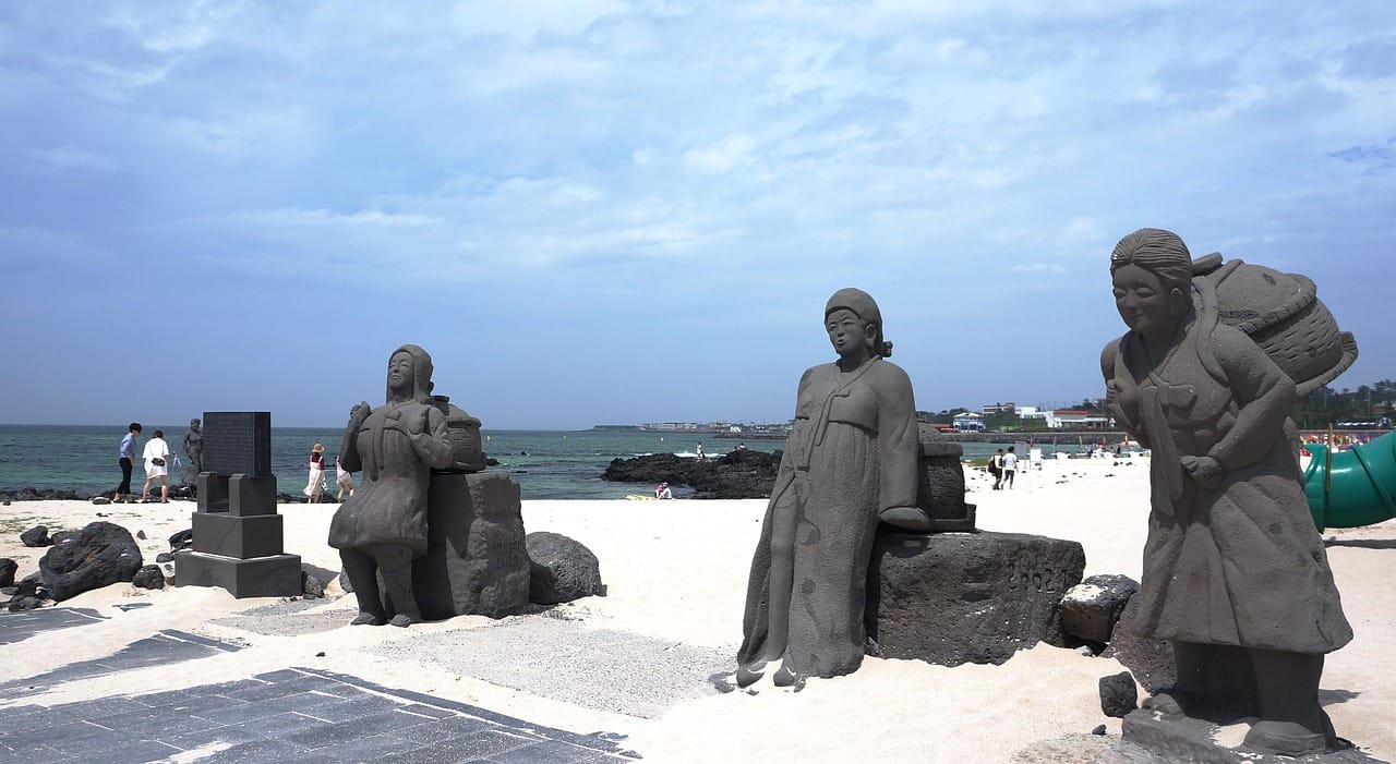 Voyage en Corée du Sud en 2026 - Visiter l'île de Jeju - Statues de femmes plongeuses sur l'île de Jeju - Voyage sur mesure avec NostalAsia ANN