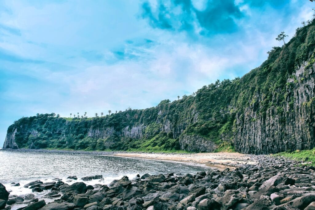 Voyage en Corée du Sud en 2026 - Roches volcaniques sur l'île de Jeju - Voyage sur mesure avec NostalAsia ANN