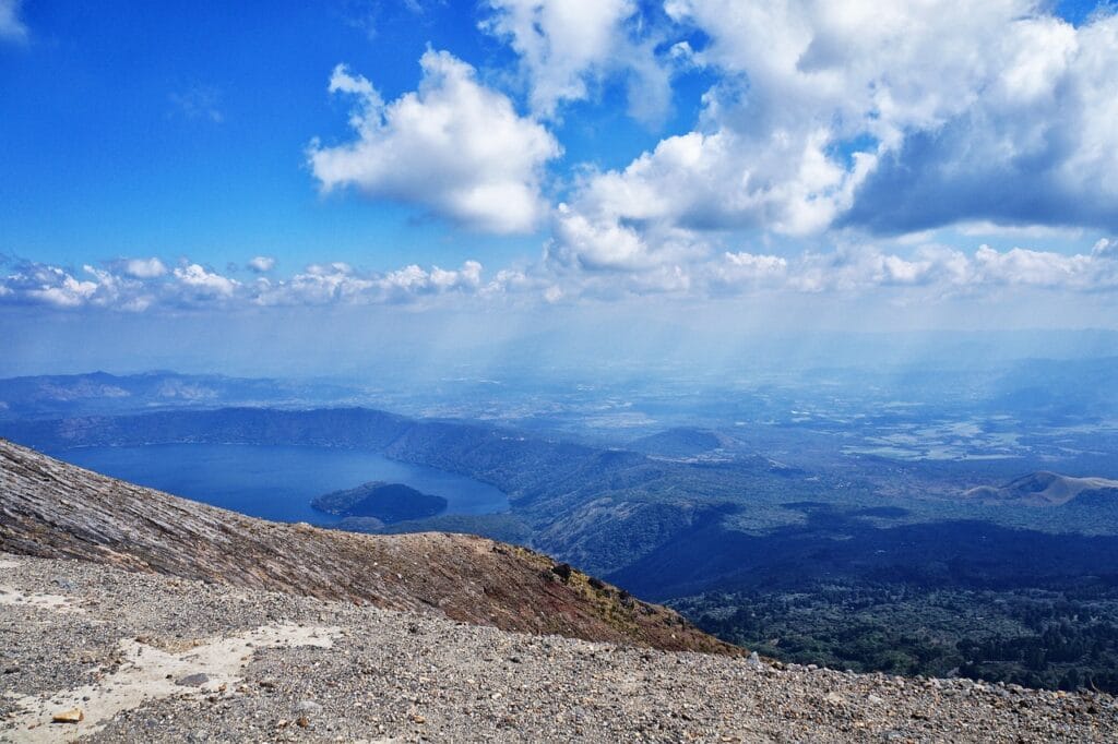Voyage au El Salvador en 2026 - vue sur le lac coatepeque depuis mont environnant - Voyage sur mesure avec NostaLatina ANN