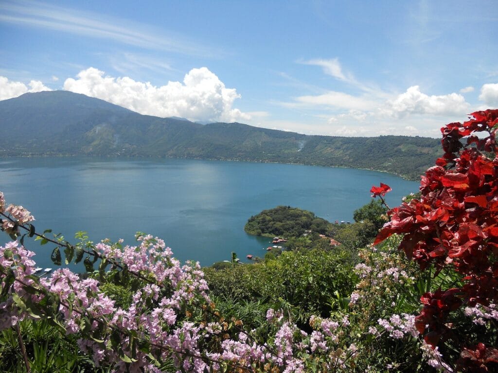 Voyage au El Salvador en 2026 - vue sur le lac coatepeque avec fleurs - Voyage sur mesure avec NostaLatina ANN