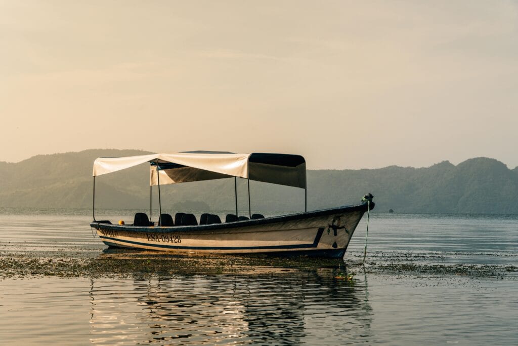 Voyage au El Salvador en 2026 - bateau sur le lac coatepeque au soleil couchant - Voyage sur mesure avec NostaLatina ANN